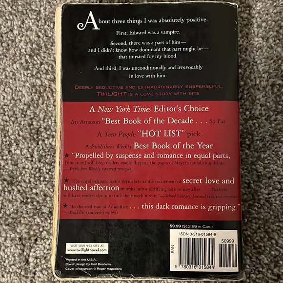 Twilight by Stephenie Meyer - Picture 2 of 2